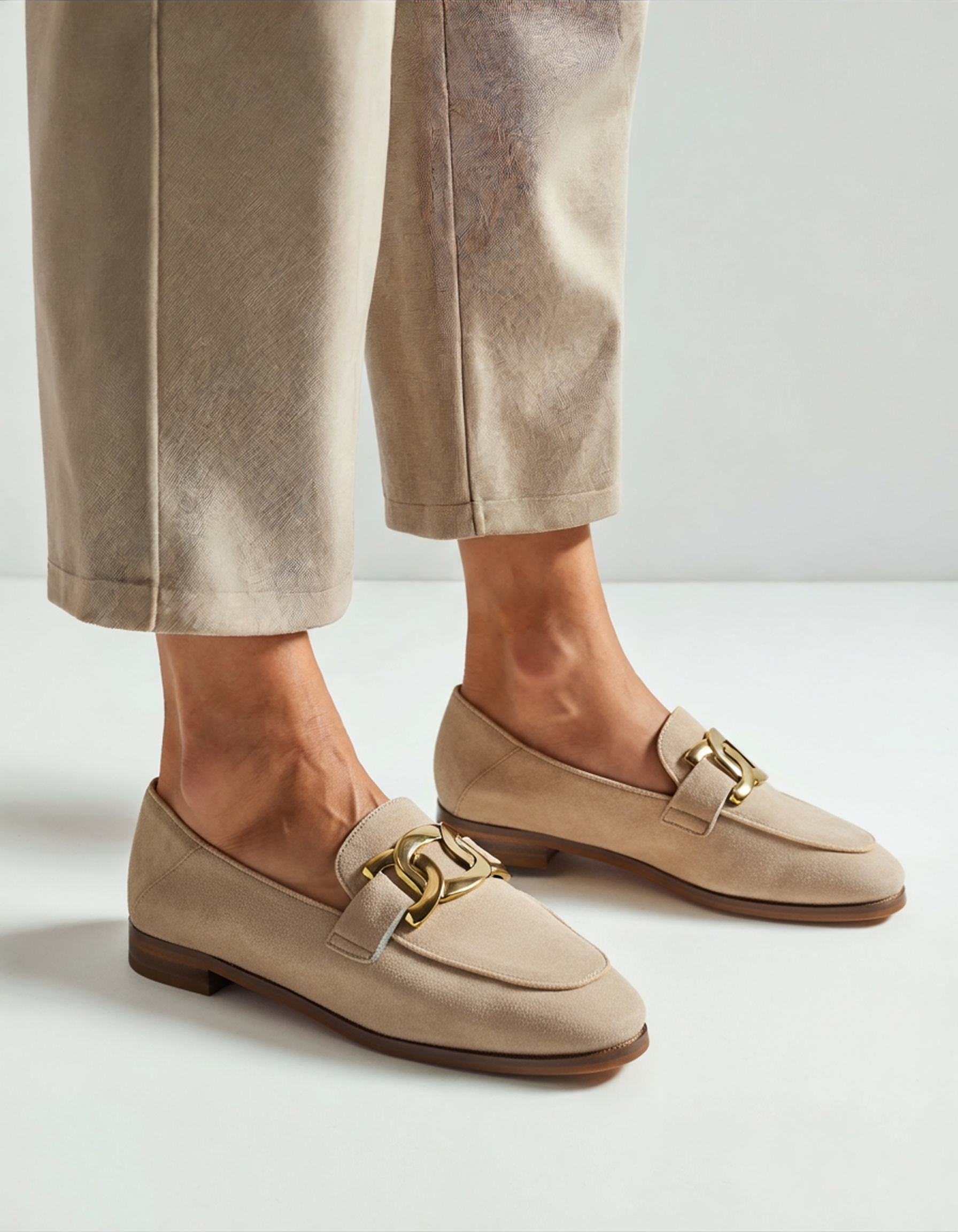 Sofie™ | Loafers i ruskind med elegant guldfarvet detalje