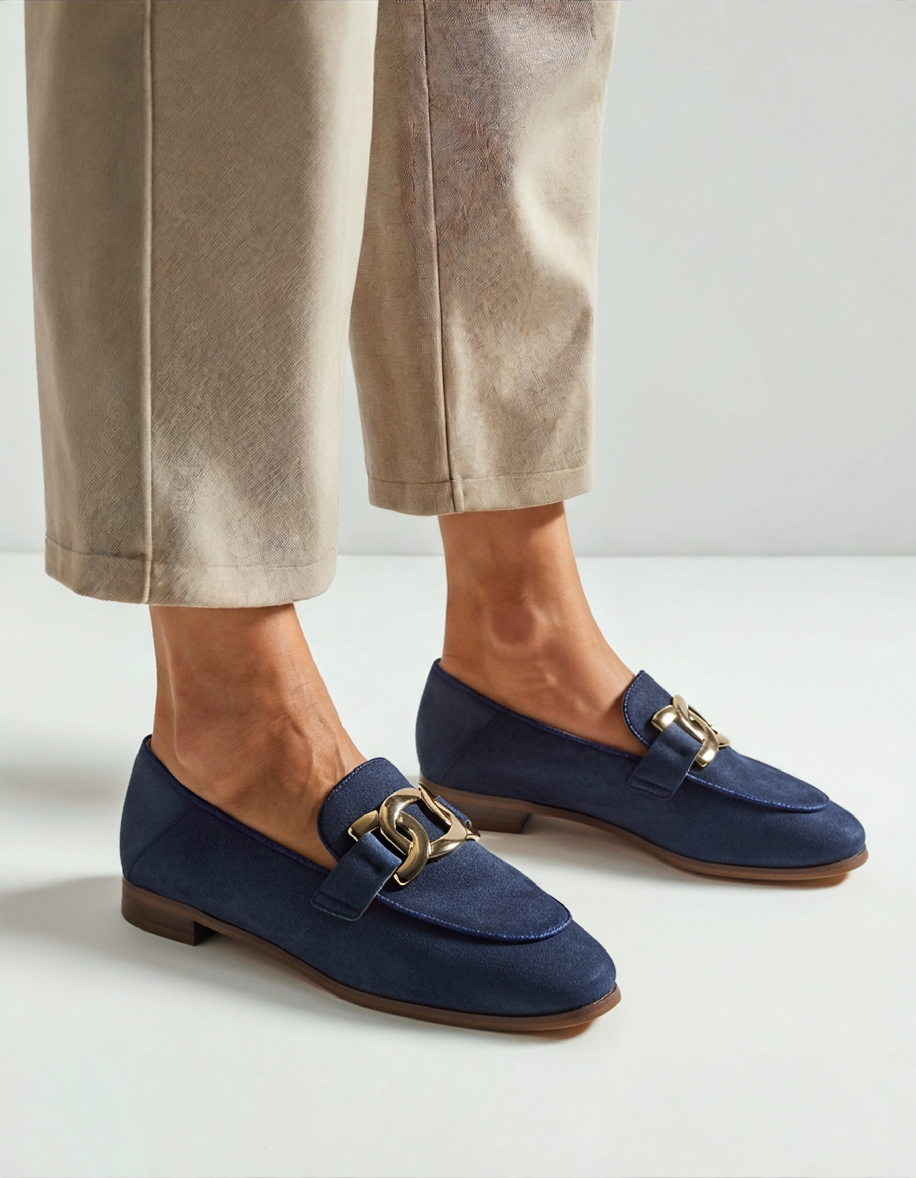 Sofie™ | Loafers i ruskind med elegant guldfarvet detalje